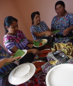 Exposición de comida típica con tomate orgánico