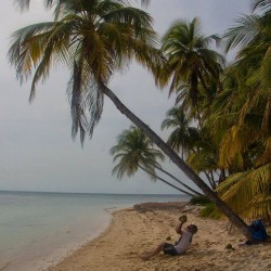 Gustavo de Alemania disfruta un coco en Limón Cay Laguna de Perlas